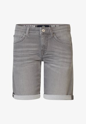 Polo shirt turchese con colletto, pantaloni corti grigi arrotolati e sneaker bianche. Presenta un piccolo logo circolare sulla maglietta.