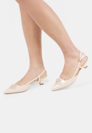 Beige Lackleder Slingback-Schuhe mit spitzer Zehenform, die ein dekoratives Knotendesign an der Vorderseite und einen kleinen Blockabsatz aufweisen.