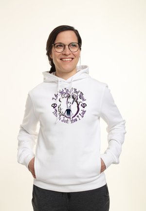 Felpa bianca con cappuccio caratterizzata da una grafica centrale di un personaggio con accenti viola, circondato da testo ed elementi decorativi. Stringhe del cappuccio regolabili.