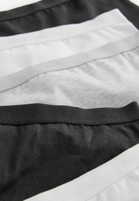 Mehrpack Herrenunterwäsche mit drei Schichten: schwarz, hellgrau und weiß, mit elastischen Taillenbändern, die in passenden Farben mit "NEXT" beschriftet sind.