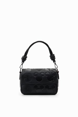 Schwarze Lederhandtasche mit einem geprägten Design, das kreisförmige und geometrische Muster aufweist. Sie hat einen kurzen, gedrehten Tragegriff und einen Schnappverschluss.