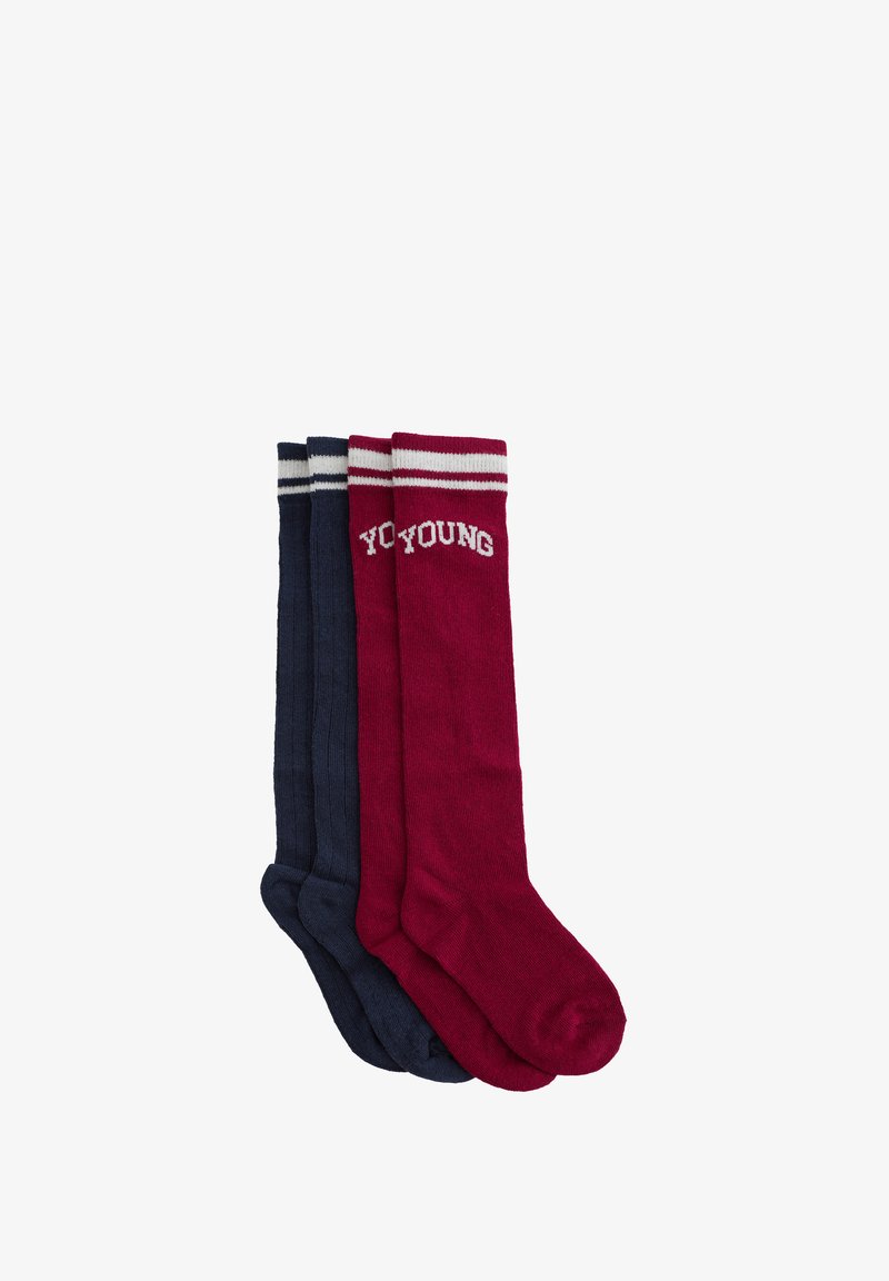 Trīs pāri zem ceļgaliem valkājamu zeķu, kas ir tumši zila un bordo krāsā, ar baltām svītrām uz maliņām. Bordo krāsas zeķēs ir izšīts vārds "JAUNIE".