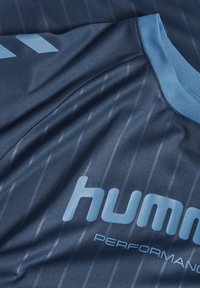 Marineblauw sportshirt met een ronde hals, horizontale strepen en een lichtblauw merklogo en tekst. Gemaakt van glad, ademend materiaal.