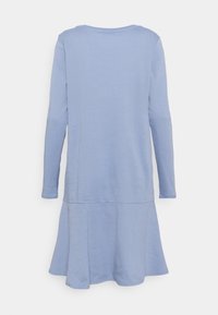 Pitkähihaista, vaaleansinistä mekkoa, jossa on levenevä hame. Valmistettu sileästä kankaasta. Ominaisuuksia ovat pyöreä kaula-aukko ja yksinkertainen muotoilu ilman koristeluja.