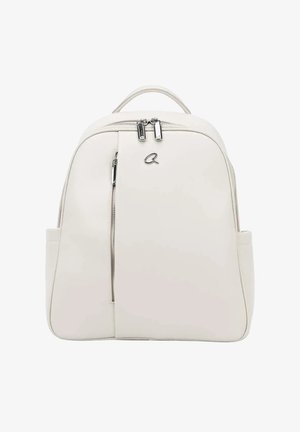 Mochila color crema con dos cremalleras en la parte superior, bolsillo vertical con cremallera en el frente, bolsillos laterales y un pequeño logo plateado en el frente.