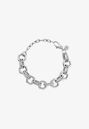 Srebrna bransoletka łańcuszkowa z heksagonalnymi i okrągłymi ogniwami, o polerowanym wykończeniu i zapięciem na zatrzask. Zawiera mały grawerowany znacznik.