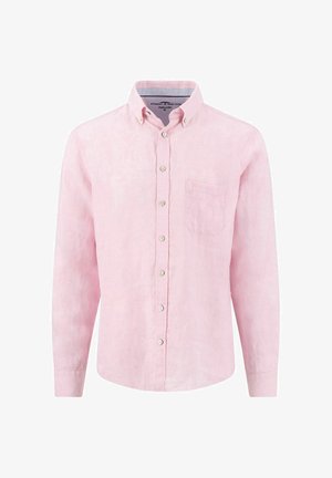 Lyserød langærmet skjorte med knapper, brystlomme og knaplukket krave, vist mod en hvid baggrund.