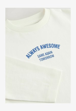 Fehér pamut pulóver, bordázott kerek nyakkal, elöl kék szöveggel: "MINDIG KIVÁLÓ UGYANAZ HOLNAP IS." Puha tapintású.