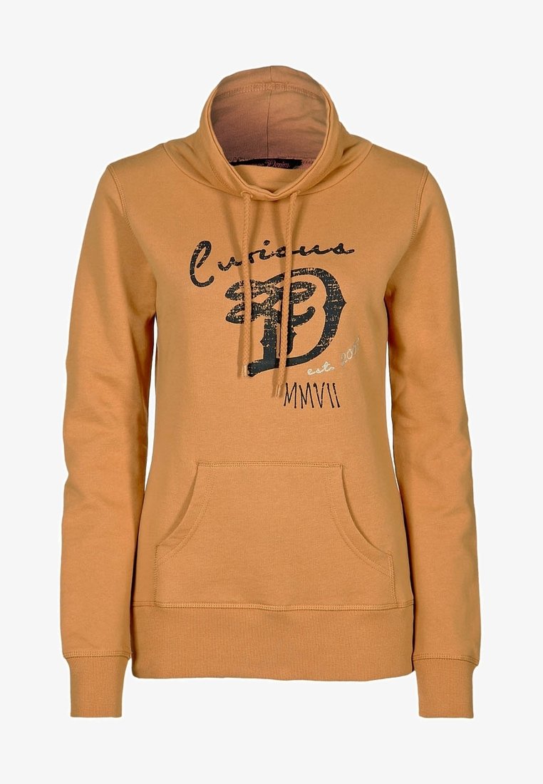 Sudadera con capucha color mostaza, con cuello vuelto, cordón ajustable, bolsillo frontal y texto impreso. Fabricada con tejido suave y puños acanalados.