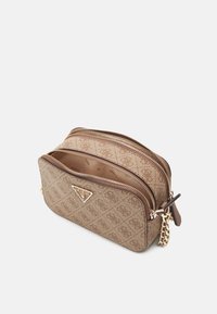 Borsa con zip dalla fantasia marrone con un logo triangolare, dotata di due scomparti e una tracolla con catena. Tessuto strutturato e finiture in oro.