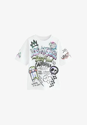 T-shirt bianco a maniche corte con grafiche stile graffiti multicolori, tra cui testo, teschi e skateboard. Vestibilità ampia e scollatura a girocollo.