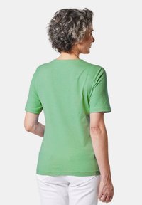 Groen kort-losse t-shirt van zachte stof met een ronde halslijn, met een eenvoudig ontwerp en een ontspannen pasvorm.