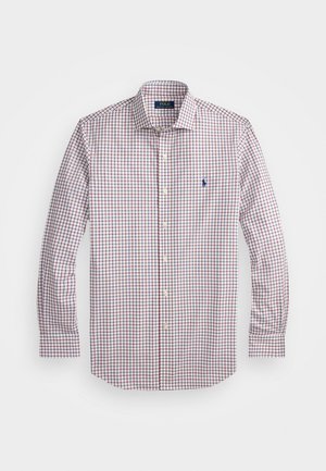 Camisa de botão com base branca, apresentando um padrão quadriculado em vermelho e azul. Mangas longas, colarinho e um pequeno logótipo no peito.