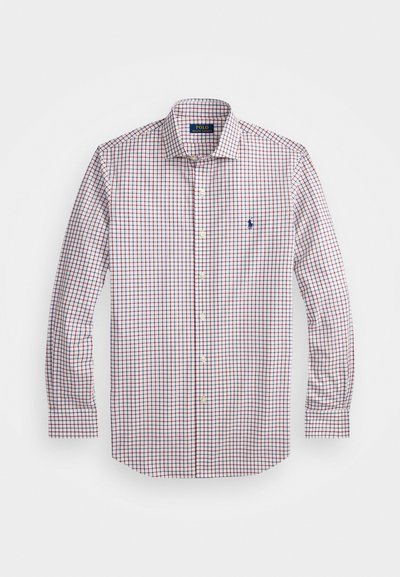Koszula zapinana na guziki o białej podstawie, z czerwono-niebieskim wzorem w kratę. Długie rękawy, kołnierz i małe logo na klatce piersiowej.