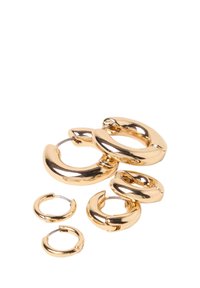 Guld hoops øreringe i forskellige størrelser. Glat, blank finish med et lidt tykkere design. Inkluderer små og mellemstore muligheder til alsidig brug.