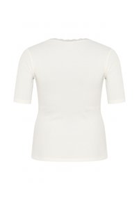 Haut blanc à manches courtes avec un col rond et une bordure en dentelle texturée au col. Tissu lisse avec une coupe ajustée.