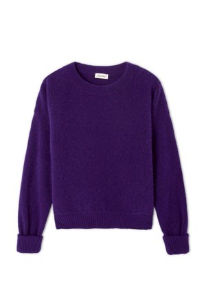 Rundhalset, løs siddende lilla sweater lavet af blødt strikket materiale. Har ribbede manchetter og kant, med en fluffy tekstur hele vejen igennem.