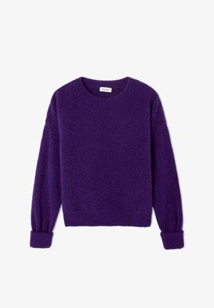 Rundhalset, løs siddende lilla sweater lavet af blødt strikket materiale. Har ribbede manchetter og kant, med en fluffy tekstur hele vejen igennem.