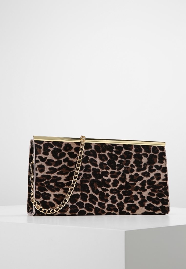 Kabelka se vzorem leopardí kůže vyrobená z měkké látky, s kovovým rámem a řetízkovým páskem v zlaté barvě. Obdélníkový tvar s hladkou texturou.