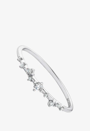 Anillo de plata con una banda lisa adornada con pequeños diamantes redondos, que exhibe un diseño delicado y fluido.