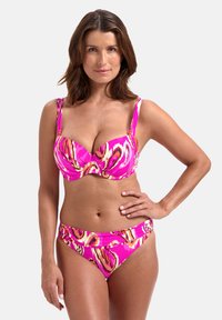 Różowy zestaw bikini z wzorzystym nadrukiem w faliste kształty w odcieniach różu i złota. Top ma wsparcie w postaci drutów i regulowane ramiączka.