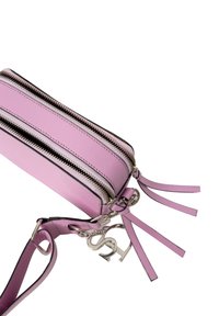 Borsa a tracolla rosa in pelle con doppie cerniere, hardware argentato e frange decorative. Presenta una tracolla removibile e una superficie texturizzata.