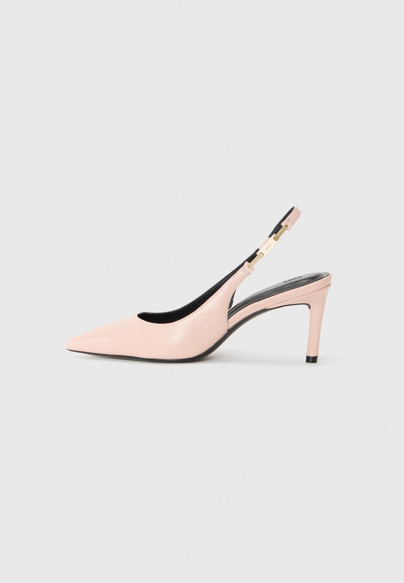 Décolleté slingback in pelle rosa pallido con punta affusolata, interno nero e tacco sottile. Accentuato da un dettaglio in metallo dorato sulla fascia.