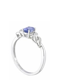 Hopea rengas, jossa on ovaali tanzaniittikeskuskivivä, ympärillä timanttiaksentteja; monimutkainen lehtimäinen muotoilu rengaspinnalla.