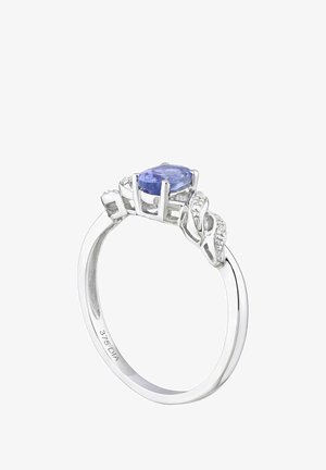 Sudraba gredzens ar ovālu tanzanīta centrālo akmeni, ko ieskauj dimanta akcenti; sarežģīts lapu formas dizains uz joslas.