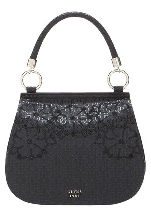 Zwarte Guess-handtas met geperst logopatroon, korte handgreep met zilveren ringen en "GUESS 1981" tekst onderaan in het midden.