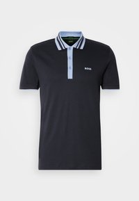 Mornarska polo majica z ohlapnim modro belim ovratnikom in gumbnim zapenjanjem; vsebuje majhen bel "BOSS" logotip na prsih. Kratke rokave.