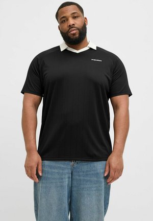 Polo noir à manches courtes avec col blanc, doté de rayures verticales et d'un logo sur la poitrine. Assorti à un jean en denim bleu clair.