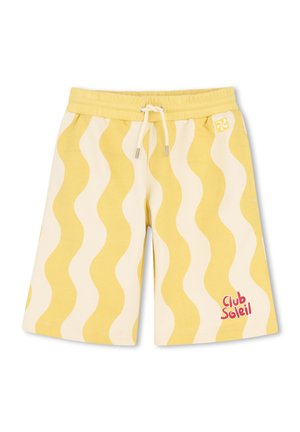 Shorts rayés ondulés jaune et crème avec taille élastique, cordon de serrage, et texte « Club Soleil » sur la jambe inférieure droite.