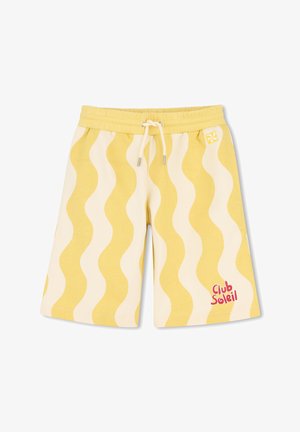 Shorts rayés ondulés jaune et crème avec taille élastique, cordon de serrage, et texte « Club Soleil » sur la jambe inférieure droite.