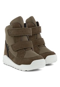 Bruine suede en stoffen hoge schoenen met dubbele klittenbandsluitingen en witte rubberen zolen; heeft zijritsen voor gemakkelijk aan- en uittrekken.