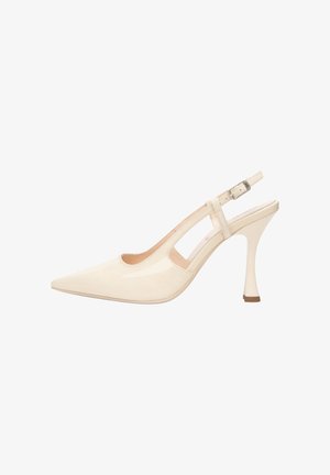 Scarpa con tacco alto slingback in vernice beige, punta affilata, cinturino regolabile con fibbia e tacco svasato.