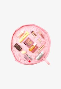 Neceser cosmético circular rosa que contiene varios productos de belleza, incluyendo una paleta de maquillaje, brochas, cremas y un pinza de pelo.