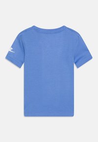 Nike Sportswear FUTURA EVERGREEN TEE UNISEX - Apdrukāts T-krekls - polar
