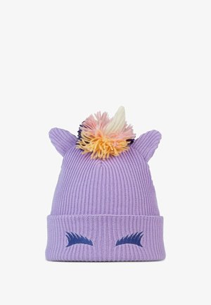 Gorro de punto acanalado en color púrpura con ojos bordados, orejas distintivas y un pompón multicolor en la parte superior. Textura suave con ajuste elástico.