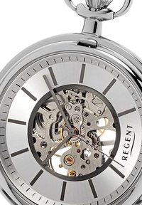 Zilveren pocketwatch met een transparante wijzerplaat die ingewikkelde mechanische tandwielen toont, Romeinse cijfermarkeringen en een gepolijste, reflecterende afwerking.