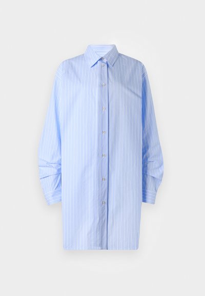 Camisa azul clara de botões com riscas brancas verticais, colarinho clássico e mangas longas com detalhes franzidos. Feita em material de algodão.