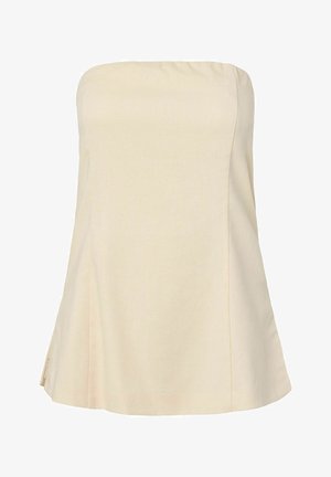 Top beige sin tirantes con un ligero vuelo en el bajo, textura suave y detalles sutiles de costuras en la parte delantera y lateral.