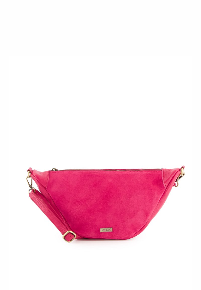 Růžová semišová crossbody taška s zakřiveným designem, zipovým uzávěrem a nastavitelným popruhem. Obsahuje kovový logo akcent a hladkou texturu.