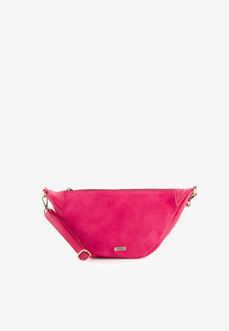 Lyserød nubuck crossbody taske med et buet design, lynlåslukning og justerbar rem. Har en metal logo detalje og glat tekstur.