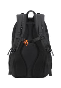 Zaino nero con pannello posteriore in rete, spallacci regolabili e una fibbia arancione. Presenta un design slanciato e un materiale testurizzato.