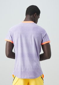 Nike Performance RAFA - Sportovní tričko - lilac bloom/bright mango/white
