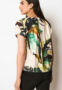 Next GATHERED SHORT SLEEVE TEXTURED BOXY  PETITE - Palaidinė - rainbow leaf print