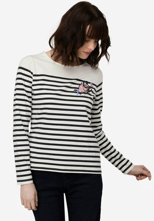 Schwarz-weiß gestreifte Langarmshirt mit rundem Halsausschnitt und einem bunten Print auf der Brust. Der Stoff wirkt glatt und bequem.