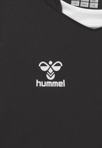 Sort atletisk skjorte med V-halsdesign, der har et hvidt "hummel" logo og et bi-emblem. Fremstillet af glat stof med let tekstur.