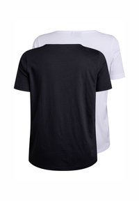 Czarno-białe bawełniane t-shirty, krótki rękaw i okrągły dekolt, wyeksponowane plecami do siebie, ukazujące kontrastujące kolory i gładką fakturę.